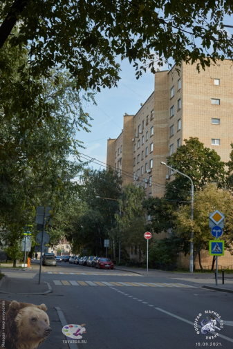Большая Пионерская улица пересекает Малый Строченовский переулок. Фотограф Марина Роз.