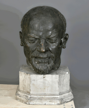 Евсеев Сергей Александрович. Голова В.И.Ленина для памятника у Финляндского вокзала. Гипс тонированный. 99х63х62. 1920-е. Государственный музей истории Санкт-Петербурга.