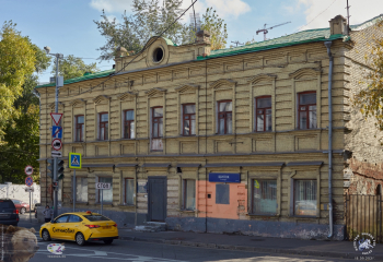 Вид на здание с улицы Щипок от забора школы №627. Фотограф Марина Роз.