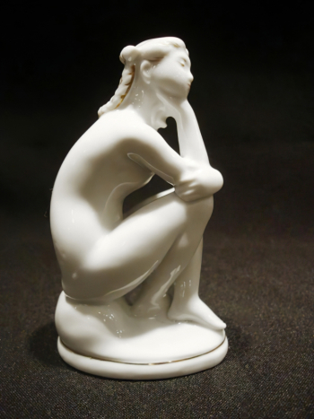 Гендельман Ефим Аронович. На пляже. Фарфор. 6,5х4х10,8. 1960-е. Музейно-выставочный комплекс (Лесной).
