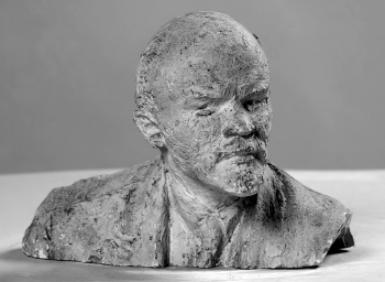 Пинчук Вениамин Борисович. Бюст Ленина. Гипс. 17х23х17. 1958. Государственный музей политической истории России.