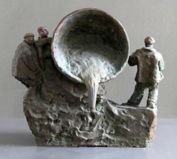 Стрекавин Александр Алексеевич. У ковша. Гипс. 36,6х40,1х24,8. 1947. Нижнетагильский музей изобразительных искусств.