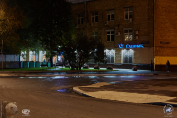 Сандык вечером. Вид с противоположной стороны 1-го Щипковского переулка. Фотограф Марина Роз.