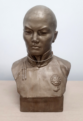 Сандомирская Беатриса Юрьевна. Сухэ-Батор. Гипс тонированный. 40х25х18. 20 век. Государственный центральный музей современной истории России.