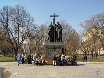 Клыков Вячеслав Михайлович. Памятник Мефодию и Кириллу в Москве на Лубянском проезде. Бронза. 1992. Москва, Лубянский проезд.