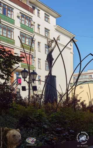 Танцующая фигура балерины Майи Плисецкой. Фотограф Марина Роз.