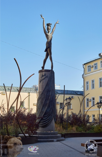 Памятник был открыт ко дню рождения Майи Плисецкой. Фотограф Марина Роз.