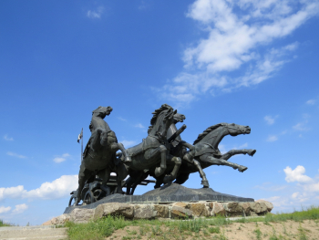 Ю.Н.Лоховинин, Л.Л.Михайлёнок, Л.А.Родионов. Памятник `Легендарная тачанка`. 1967. Неизвестный фотограф.