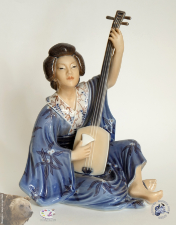 Йенс Петер Даль-Йенсен. Гейша, играющая на инструменте (Geisha Playing instrument). Фигурка №1155. Фарфор. h-23,5. Частное собрание.