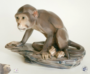 Йенс Петер Даль-Йенсен. Обезьяна на камне (Monkey on rock). Фигурка №1086. Фарфор. Частное собрание.