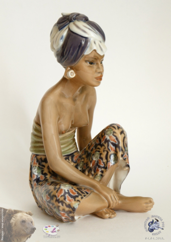 Йенс Петер Даль-Йенсен. Бали. Женщина в тюрбане (Bali. Woman with Turban). Фигурка №1136. Фарфор. h-21,5. Частное собрание.