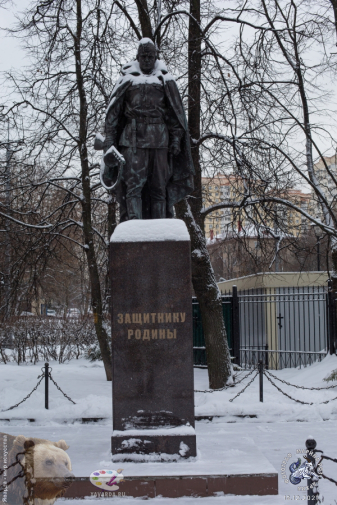 Солдатский памятник в снегу. Фотограф Марина Роз.