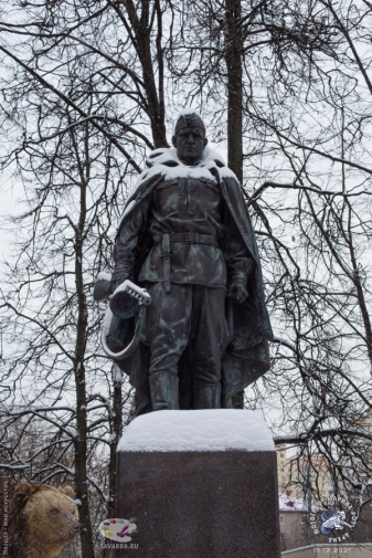 Снег на бронзовых плечах солдата. Фотограф Марина Роз.