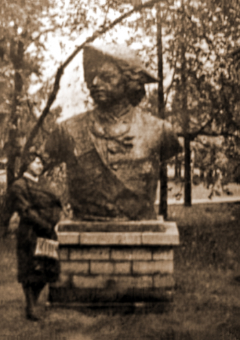 Памятник Петру I с отсечёнными руками и ногами. Неизвестный фотограф.