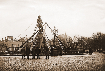 Уничтожение памятника в 1922 году. Неизвестный фотограф.