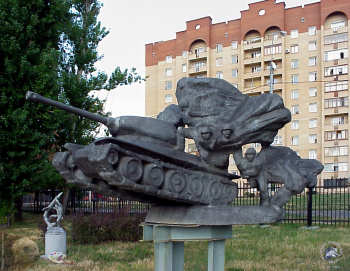 Дронов Виктор Александрович. Танковый десант. Металл. 110х200х210. 1975. Парк скульптур `Музеон`, Москва.