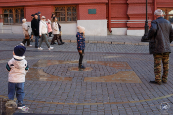Девочка стоит в центре Нулевого километра. Фотограф Марина Роз.