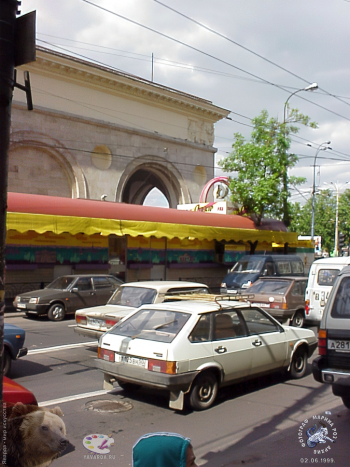 `Лужковские` ларьки у Белорусской Кольцевой станции метро. Фотограф Марина Роз.
