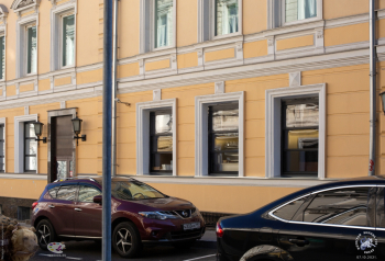 Дмитровский переулок. Адрес: дом 10/2, строение 4 по Большой Дмитровке. Вид с Большой Дмитровки. Фотограф Марина Роз.