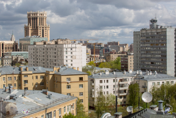 БЦ `Павелецкая Плаза`. Вид из дома №28 по Первому Щипковскому переулку. Фотограф Марина Роз.