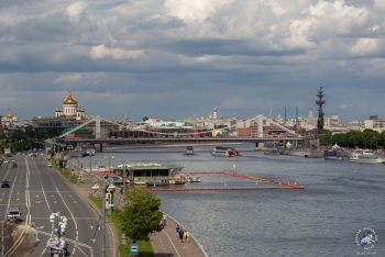 Крымский висячий мост. Вид с Андреевского пешеходного моста. Фотограф Марина Роз.
