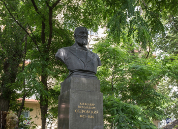 Памятник А.Н.Островскому на Малой Ордынке. Фотограф Марина Роз.