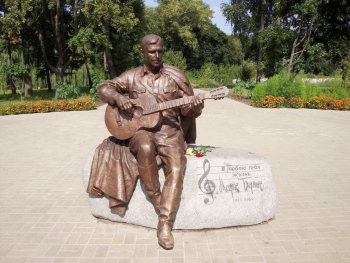 Памятник Марку Бернесу в Нежине, Украина. Неизвестный фотограф.
