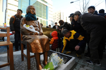 Корейцы возлагают цветы к памятнику `Женщина для утешения`. Фото Yeo Joo-yeon News1.