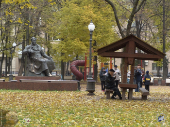 Памятник Крылову на Патриарших прудах в Москве. Фотограф Марина Роз.