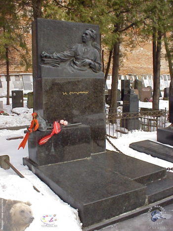 Памятник Островскому Николаю Алексеевичу на могиле писателя. Новодевичье кладбище. Фотограф Марина Роз.