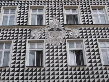 Andrzej Otrębski. Фасад здания в Кракове, украшенный в технике сграффито. 2012.