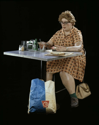Дуэйн Хэнсон. Обедающая женщина. Кукла в стиле гиперреализма. 1971. Смитсоновский музей американского искусства.