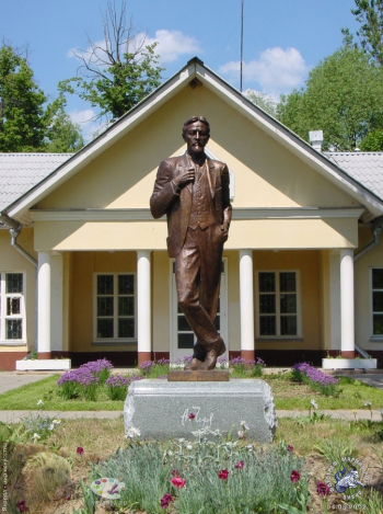 Памятник А.П.Чехову в `Мелихово`. Фотограф Марина Роз.