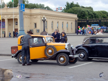 Москва. День города. Ретро-автомобили у Парка Горького. Фотограф Марина Роз.