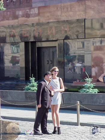 Мавзолей Ленина. Двойник Ленина у Мавзолея, 1999. Фотограф Марина Роз.