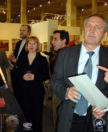 Посетители выставки `Арт Манеж, 2001`. Фотограф Марина Роз.