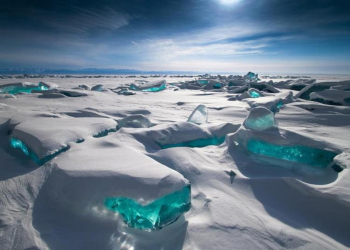 Бирюзовый лёд на Байкале. Байкальский бирюзовый лёд