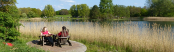 Сад Бритцер в Берлине. Сад Бритцер (Britzer Garten) в Берлине. Отдыхающие у водоёма в саду Бритцер. 2016.