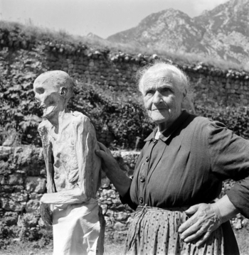 Мумии Венцоне. Бабулька с мумией. 1950.