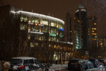 Тульский - торгово-деловой комплекс в Москве. Снегопад вечером. Фотограф Марина Роз.