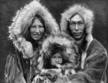 Семья инуитов. 1929. Неизвестный фотограф.