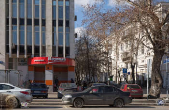 Универсам `Верный` в 1-ом Щипковском переулке в Москве. Фотограф Марина Роз.