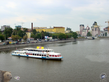 Вид с Новоспасского моста на Москву-реку, Шлюзовую набережную, Водоотводной канал и речной трамвай теплоход 51. Фотограф Марина Роз.