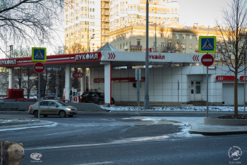 Автозаправка `Лукойл` на Валовой улице в Москве. Фотограф Марина Роз.