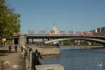 Космодамианская набережная и Большой Краснохолмский мост. Фотограф Марина Роз.