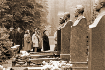 Некрополь у Кремлёвской стены. Захоронения партийных деятелей СССР. Неизвестный фотограф.