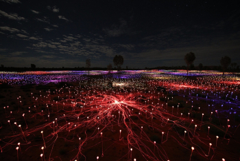 Инсталляция `Tili Wiru Tjuta Nyakutjaku` - `Поле света` (Field of Light). Неизвестный фотограф.