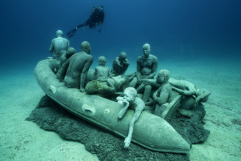 Подводный музей Атлантики (Museo Atlántico). Скульптурная композиция в музее под водой. Неизвестный фотограф.