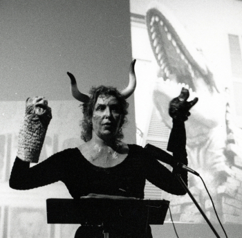 Кароли Шниманн (Шнееман), (Carolee Schneemann). Неизвестный фотограф.
