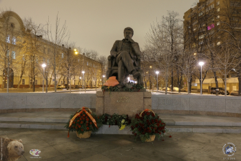 Памятник Чингизу Айтматову в Москве. Фотограф Марина Роз.
